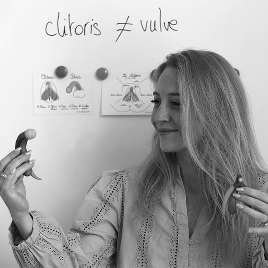 Anaïs Domalain explique la différence entre clitoris et vulve lors d'un atelier